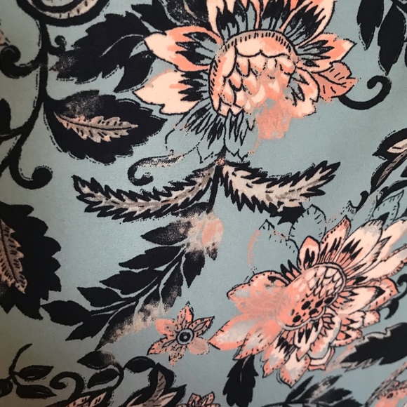 Adorable BRAND NEW LOFT Flutter Top - Picture 3 of 5